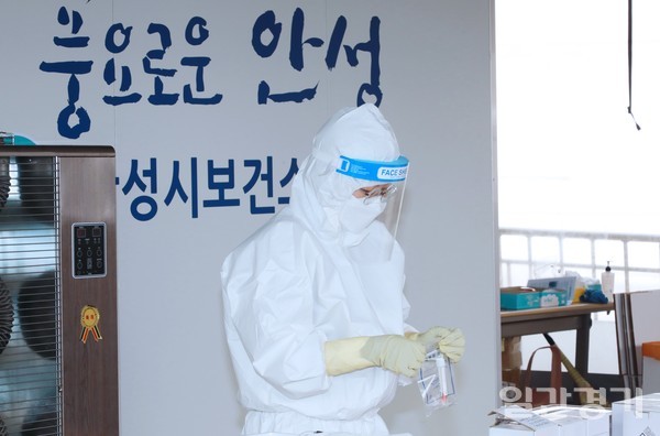 김보라 안성시장은 2월6일 보건소 내 코로나19 선별진료소를 방문해 의료인으로서 현장근무에 적극 나섰다. (사진=안성시)