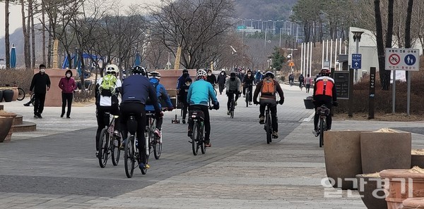 비교적 따뜻한 날씨를 보인 7일 인천아라뱃길 인근에서 시민들이 자전거를 타고 모처럼의 라이딩을 즐기고 있다. 이날 인천아라뱃길에는 오랜만의 봄날씨를 만끽하기 위해 많은 시민들이 찾았다. (사진=임준섭 기자)