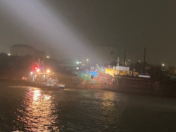 3월29일 인천해양경찰서에 따르면 전날 밤 10시56분께 지역 내 남항부두에 정박 중이던 A호(부선·1090톤)의 연결 줄이 끊어지면서 인근에 정박 중이던 선박과 접촉하고 이 충격으로 6척의 선박들이 밀리는 사고가 발생했다. (사진=인천해경)