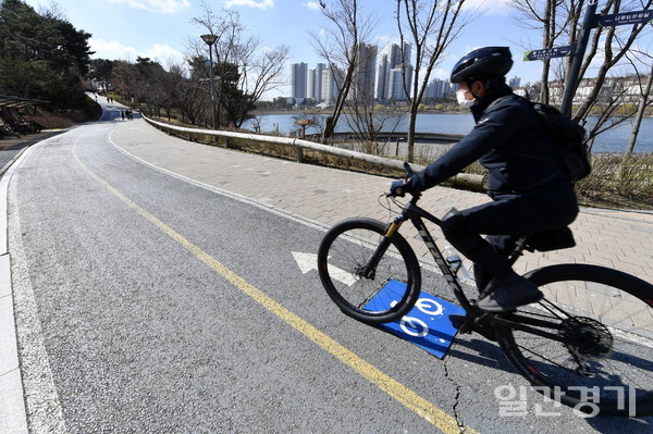 수원시에는 총연장 326.26km에 달하는 자전거도로가 구축돼 있다. 광교호수공원 내 자전거길에서 한 시민이 자전거를 타고 있다. (사진=수원시)