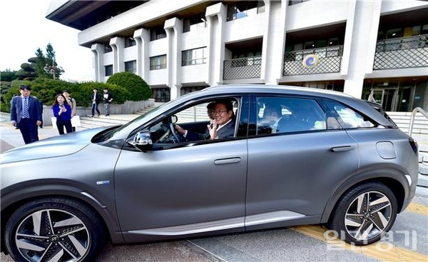 지난 2018년 10월18일 박남춘 인천시장이 현대차의 수소전기차 '넥쏘'를 시승하고 있다. (사진=인천시)