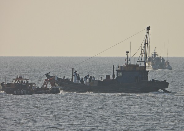 서해5도특별경비단은 연평도 인근 해상에서 중국선원 1명이 실종돼 수색작업을 펼치고 있으며, 이 어선은 불법조업 혐의를 받고있다고 밝혔다. (사진=서특단)