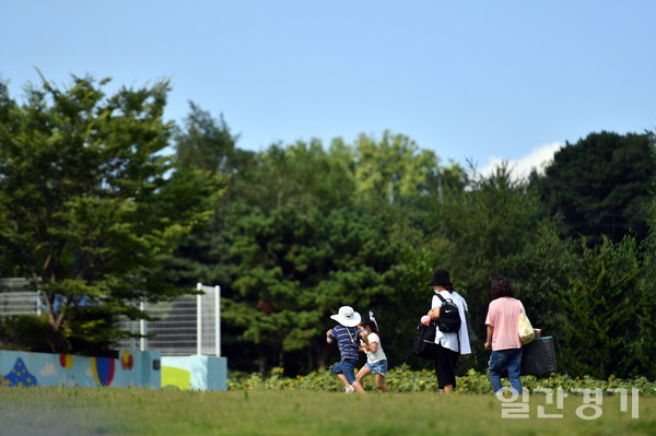 지난해 7월 수원시 탑동 시민농장을 찾은 시민과 아이들이 잔디밭에서 뛰어놀고 있다. (사진=수원시)