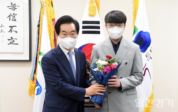 안병용 의정부시장은 4월17일 박신영 신예 프로바둑기사 1단과 만났다. (사진=의정부시)