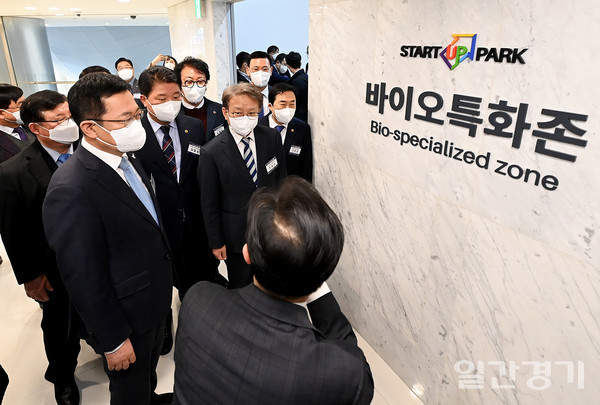 박남춘 인천시장이 인천스타트업파크 개소식에서 관계자들과 행사장을 둘러보고 있다. (사진=인천시)