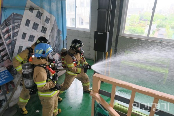 광명소방서는 4월30일 청사를 활용한 화재 진압훈련을 실시했다. (사진=광명소방서)