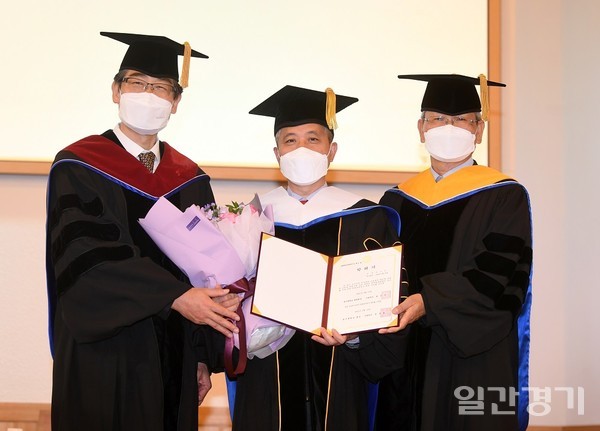 곽상욱 오산시장이 13일 한신대학교에서 명예 문학박사 학위를 받았다. (사진=오산시)
