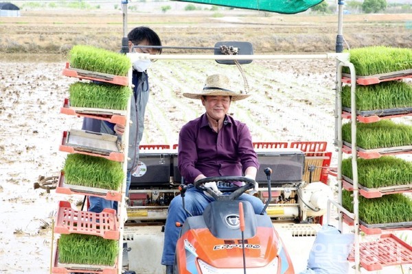 김광철 연천군수는 5월12일 전곡읍 은대리 이윤규 농가를 찾아 모내기 시연 행사를 가졌다. (사진=연천군)