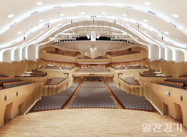 아트센터인천은 공식 개관 2년 6개월을 넘기면서 다채로운 문화예술 교육 프로그램을 선보이고 있다. 아트센터인천 콘서트홀 내부 모습.  (사진=인천경제자유구역청)