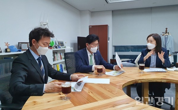 김종천 과천시장은 21일 이소영 국회 의원실에서 이 의원과 함께 노형욱 국토부 장관을 만나 면담했다. (사진=과천시)