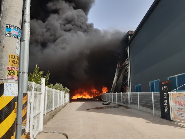 5월24일 오후 3시19분께 대형 화재가 발생한 인천시 서구 대곡동의 한 공장에서 검은 연기가 치솟고 있다. (사진=인천소방본부)