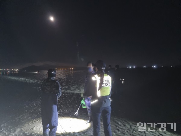 야간에 갯벌에서 놀다 물이 차면서 고립된 여성 등 3명이 인천해경에 구조됐다. (사진=인천해양경찰서)