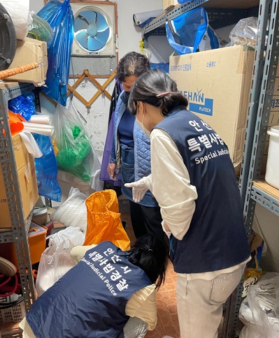 안산시 민생특별사법경찰팀은 6월8일 중국산 김치에 대한 시민 불안감을 해소하고 안전한 먹거리를 제공하기 위해 대형음식점 83개소를 대상으로 원산지 표시 단속을 펼쳐 5개소를 적발했다고 밝혔다. (사진=안산시)