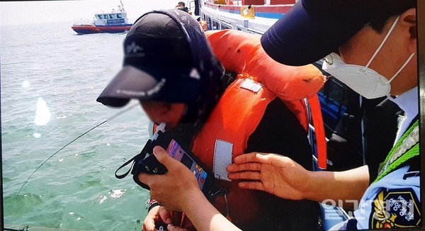 인천해양경찰서는 술을 마셔 만취한 낚싯배 승객 2명을 적발했다고 밝혔다. 사진은 낚시어선 승객을 대상으로 음주 측정하고 있는 모습 (사진=인천해양경찰서)