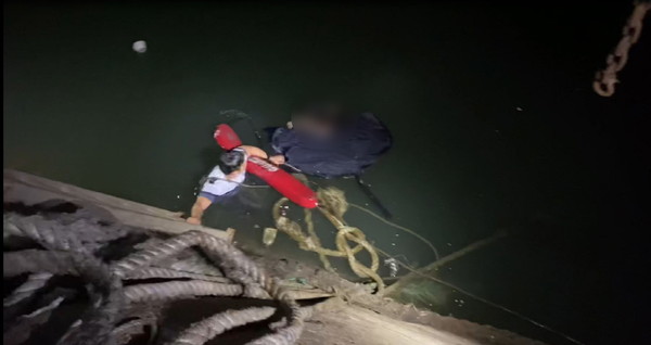 인천 해양경찰서는 6월30일 밤 오후 9시44분께 30대 아들 A씨가 연락이 되지 않는다는 신고를 받고 수색 중 인천 남항 승선장 해상서 떠있는 A씨를 구조했다. (사진=인천해경)