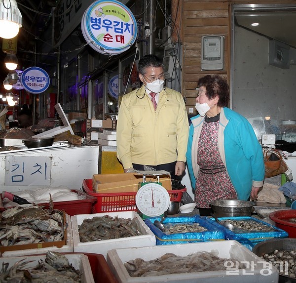홍인성 인천 중구청장이 지역 전통시장인 신흥시장을 방문해 상인들을 격려하고 있다. (사진=인천 중구청)