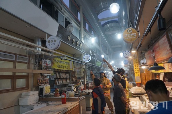 수원남부소방서에 따르면 10일 오후 7시58분께 권선동 소재 전통시장에 위치한 한 점포에서 화재가 발생했으나 빠른 대처로 큰 피해를 막았다. (사진=수원남부소방서)