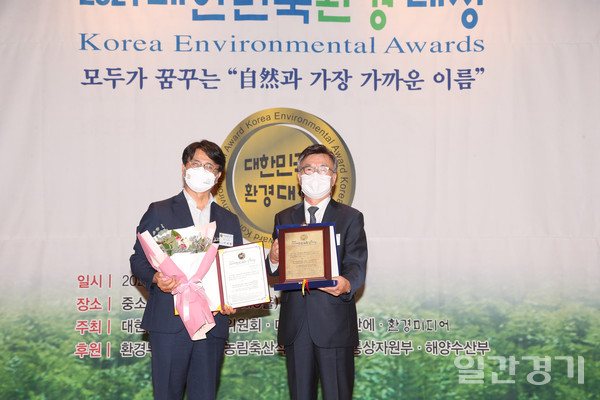 이재현 인천 서구청장이 대한민국 환경대상 본상을 수상하고 있다. (사진=인천 서구)