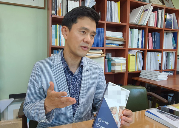 서울시의회 서윤기(민주당·관악2) 의원이 논란이 된 자가진단키트에 대해 설명하고 있다. (사진=홍정윤 기자) 