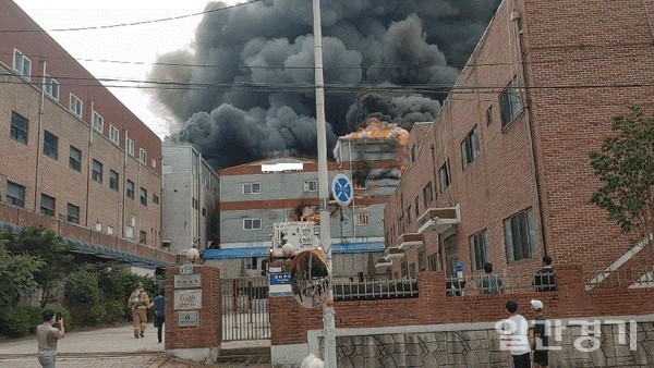 7월17일 오후 1시께 의정부 용현산단 내 양말공장에서 화재가 발생해 약 2시간40분만에 큰 불길이 잡혔다. (사진=김동현 기자)