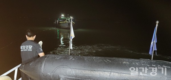 7월23일 인천 무의도 인근 해상에서 조업 후 이동 중 기관고장을 일으킨 어선이 인천해경에 의해 구조됐다. (사진=인천 해양경찰서)