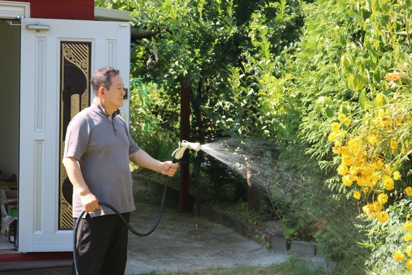 정군영 회장이 3년전 작고한 아내가 요양했던 여주의 집에서 아내와 함께 가꾸던 꽃밭에 물을 주며 미안함과 그리움을 달래고 있다. (사진=박웅석 기자)