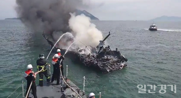 7일 낮 1시14분께 인천 옹진군 문갑도 인근 해상에서 승선원 22명이 타고 있던 낚시어선 A호(9.77톤)에 불이 났다. (사진=인천 해양경찰서)
