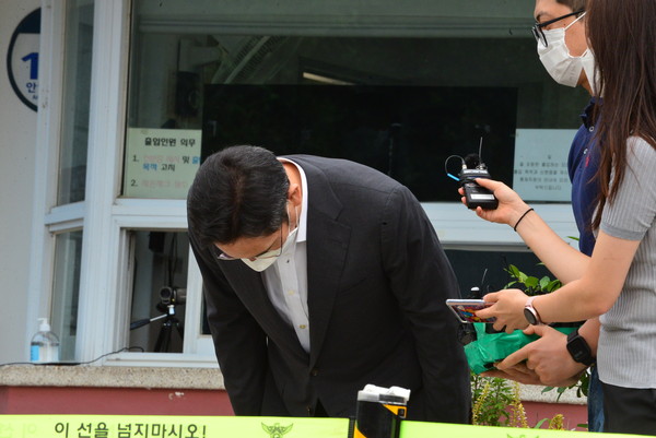 8월13일 오전 가석방된 이재용 삼성전자 부회장이  의왕시 서울 구치소를 나서며 몰려든 시민들과 기자들에게 "열심히 하겠습니다"고 고개숙여 인사하고 있다. 