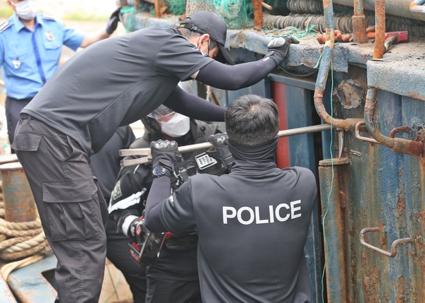 신임경찰관들이 압수된 중국어선에서 단속장비 사용 훈련을 실시하고 있다.