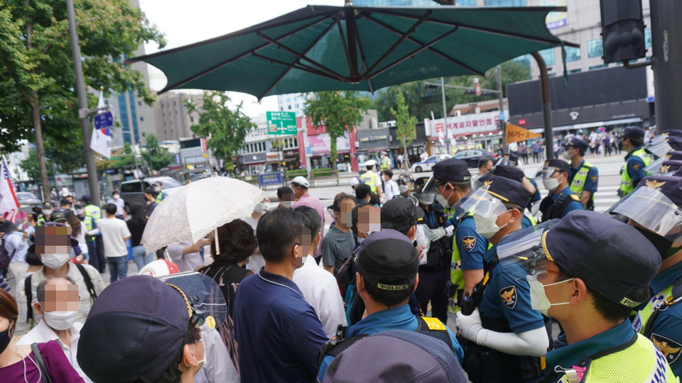 광복절인 8월15일, 정부와 서울시의 경고에도 불구하고 서울 도심에서 산발적인 집회가 이어지며 이를 저지하는 경찰과 집회 참가자들간 충돌이 빚어졌다. (사진=홍정윤 기자)