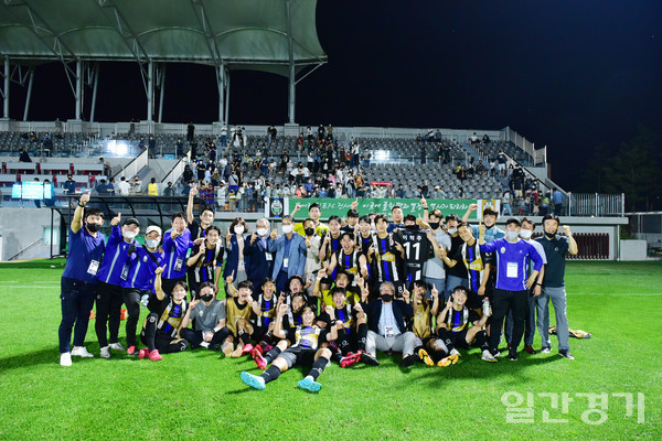 김포FC 선수들과 코칭스테프가 경기승리후 기념사진 촬영을 하고 있다. (사진=김포시)