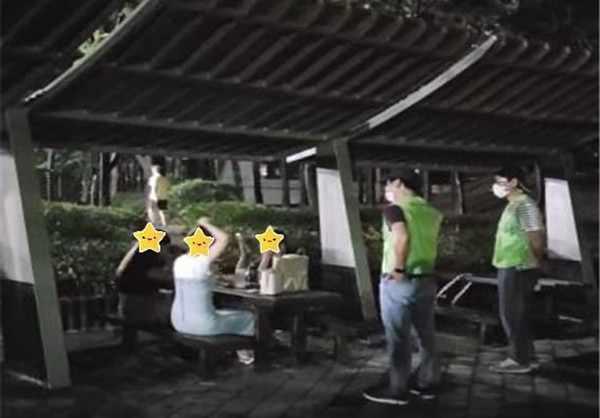 코로나19 확산 방지를 위해 성남시 공무원들이 공원 내 야간 음주행위 금지 행정명령 이행 여부 점검 중이다. (사진=성남시)