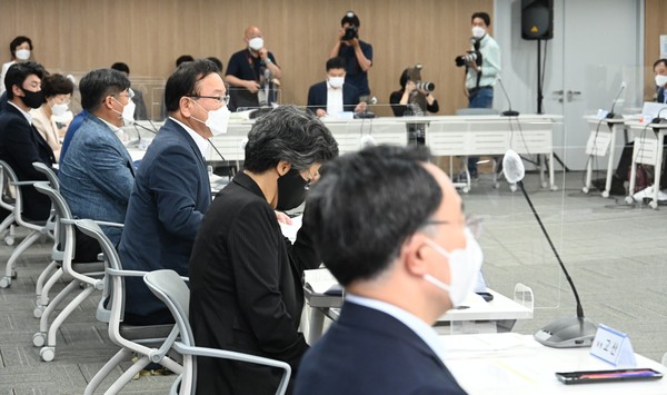 김부겸 국무총리는 8월26일 열린 청년정책조정위원회에서 청년세대 격차해소와 미래도약 지원이라는 비전 아래  3대 추진 방향, 5개 분야, 87개 과제로 구성된 청년특별대책을 발표했다. (사진=홍정윤 기자)