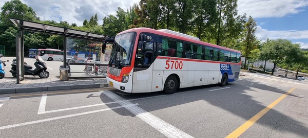 용인시는 9월1일 지역에서 운행 중인 광역버스 7개 노선을 ‘경기도 공공버스’로 추가 전환했다고 밝혔다.  7개 노선이 추가 전환됨에 따라 용인을 오가는 모든 광역버스가 경기도 공공버스로 일원화됐다. (사진=용인시)