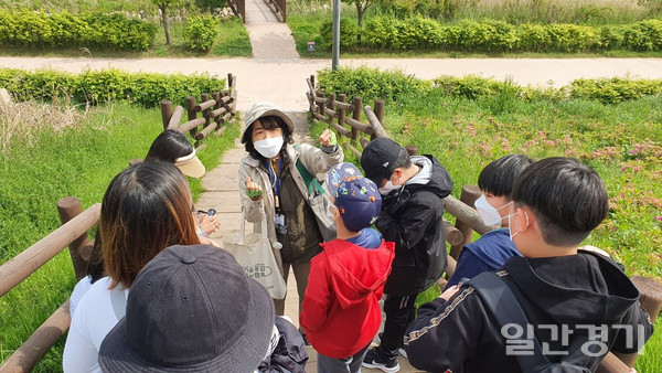 김포시가 학생들을 위한 혁신교육사업을 펼치고 있다. 사진은 야생조류생태공원에서 한강하구 습지탐방을 하는 학생들 (사진=김포시)