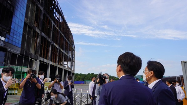 이천 쿠팡물류센터 화재현장을 둘러보고 있는 국민의힘 이준석 대표와 송석준 의원. (사진=홍정윤 기자)