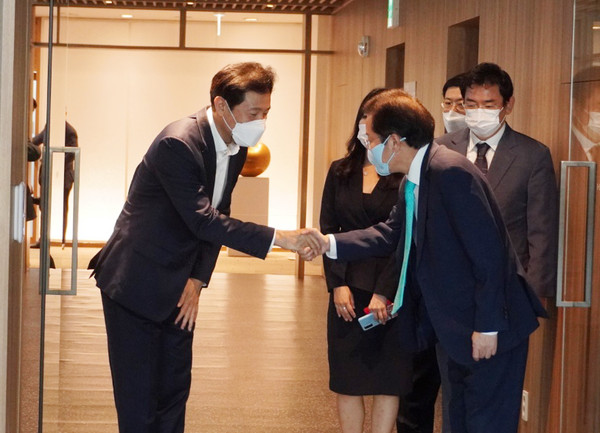 홍준표 의원이 9월14일 서울 시청에서 오세훈 시장과 회동을 마치고 나와 인사를 나누고 있다. (사진=홍정윤 기자)