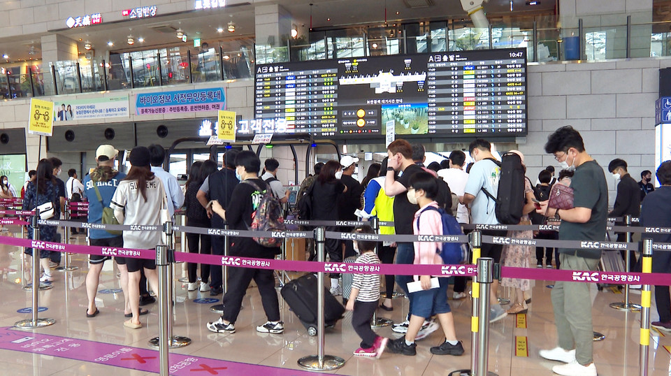 추석연휴를 하루 앞둔 9월17일 오전 김포공항 국내선 청사 안이 고향을 찾거나 여행을 가려는 사람들로 북적였다.