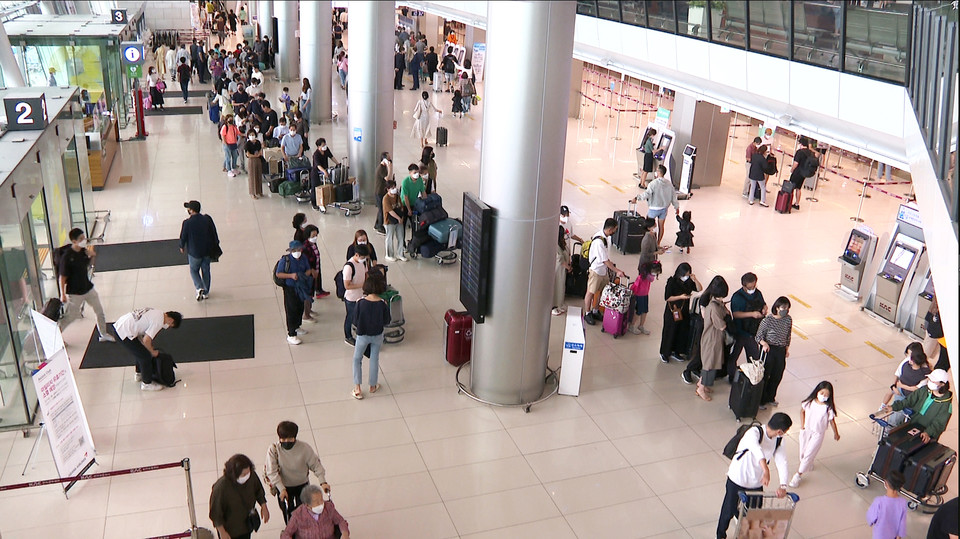 추석연휴를 하루앞둔 9월17일 고향으로 가거나 여행을 떠나기 위해 항공권 수속을 위해 기다리는 사람들이 선 줄이 김포공항 청사 안을 가로질렀다.  