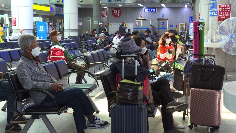 인천 중구 연안여객터미널안 마스크를 쓴 승객들이 승선을 기다리고 있다. 