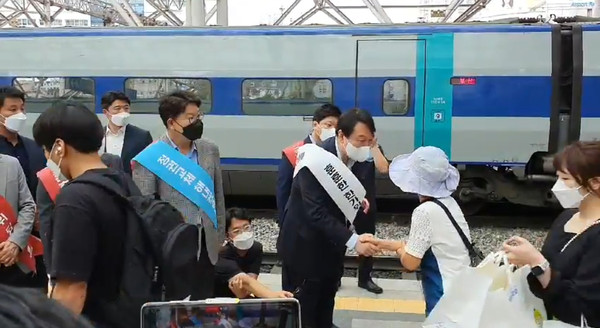 열차를 기다리는 귀성객들과 반갑게 인사를 나누는 윤 전 총장. 