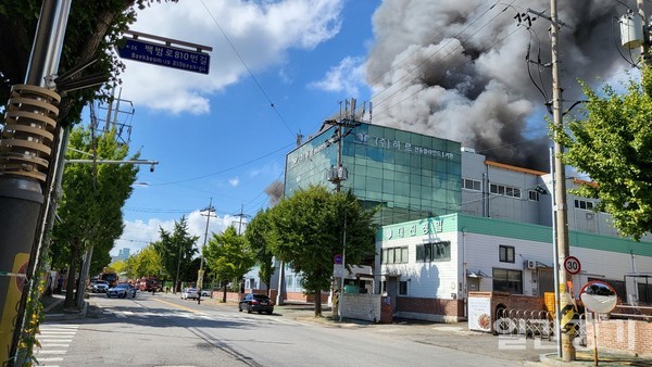 9월 21일 인천시 서구 가정로에 37번길 인근 제조공장에서 화재가 발생했다. (사진=김동현 기자)