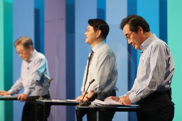 9월19일 광주 남구 광주MBC 공개홀에서 더불어민주당 대선 예비후보들이 토론회를 준비하고 있다. 사진은 오른쪽부터 이낙연·박용진·이재명 후보 (사진=연합뉴스)