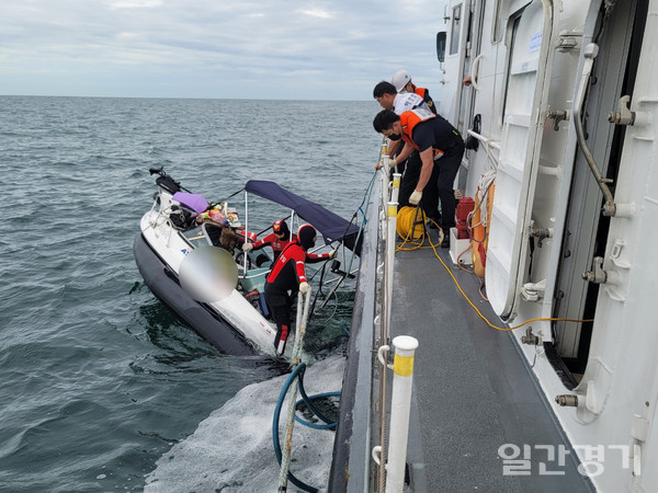 인천 옹진군 자월도 인근 해상에서 침수된 레저보트를 구조대원이 구난하기 위해 준비하고 있는 모습.  (사진=인천해경)