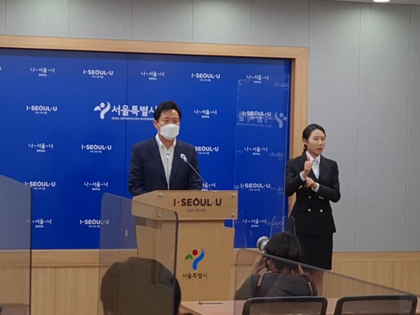 오세훈 서울시장이 보궐선거 기간 당시 '파이시티 발언'을 한 것과 관련 10월2일 검찰 조사를 받았다. 사진은 브리핑을 하는 오 시장 모습