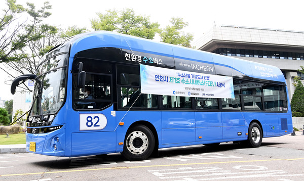 인천시가 수소 시내버스 5대를 간선버스 13, 46, 82번 등 노선 3곳에 투입해 10월6일 오전 5시부터 정식 운행을 시작한다. (사진=인천시)