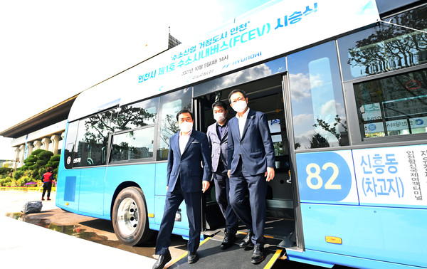 10월5일 수소 시내버스 첫 운행을 기념하는 사전 시승행사에 참석한 박남춘 인천시장과  신은호 인천시의회 의장. (사진=인천시)