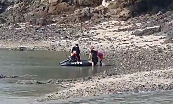 인천 옹진군 인근 바닷가에서 갯벌체험 활동 중 고립된 50대 여성 등 2명이 인천해경에 안전하게 구조됐다. (사진=인천해경)
