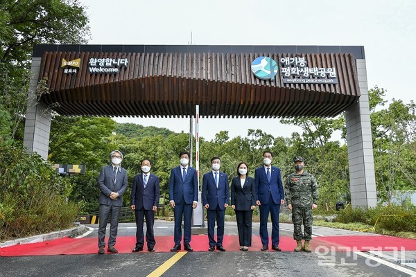 10월7일 열린 애기봉평화생태공원 개관식에서 정하영 김포시장이 관계자들과 함께 기념사진 촬영에 임하고 있다. (사진=김포시)