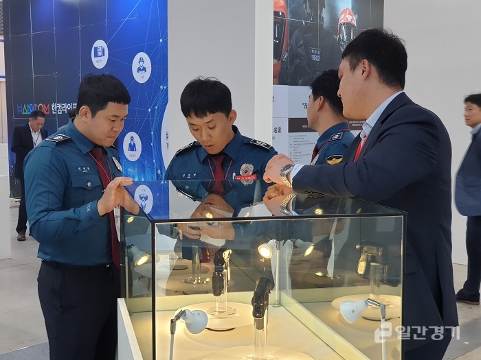 국‘제3회 국제치안산업박람회(Korea Police World Expo 2021)’가 10월20일부터 3일간 송도컨벤시아에서 열린다. 지난 2019년 열린 국제치안박람회에서 신임경찰관이 한국형전자충격기 장비에 대해 설명을 듣고 있다. (사진=일간경기DB)